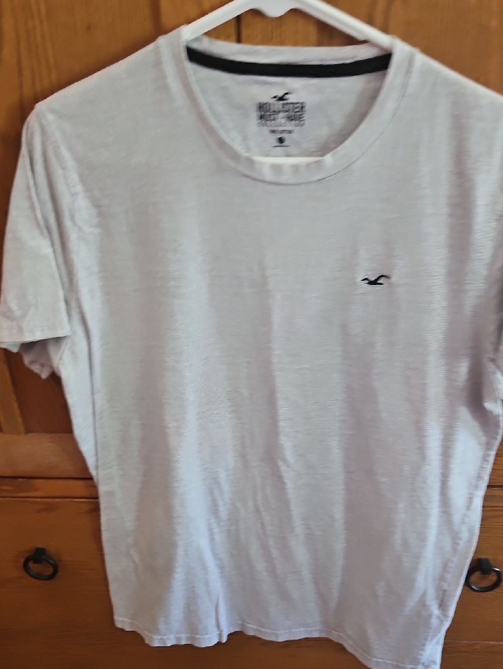 Hollister Men’s Short Sleeve Crew Tee in Light Gray/white with Logo